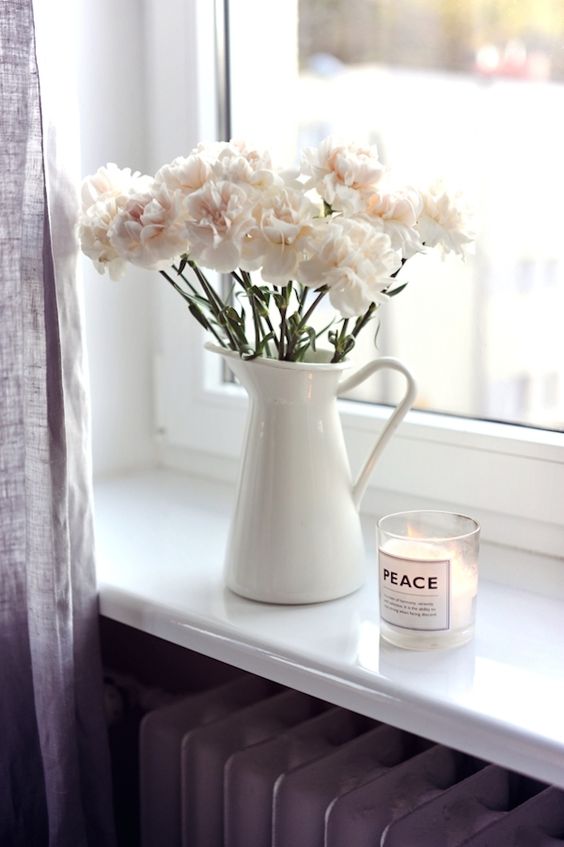 декорировать комнату можно с помощью вазы с цветами на подоконнике