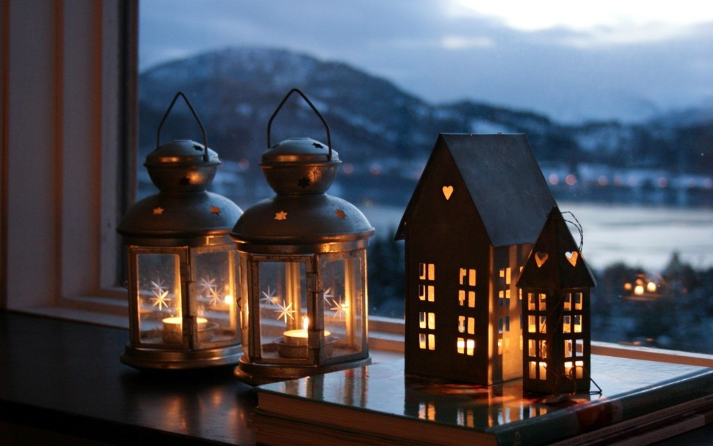 подоконник со свечами в загородном доме в горах